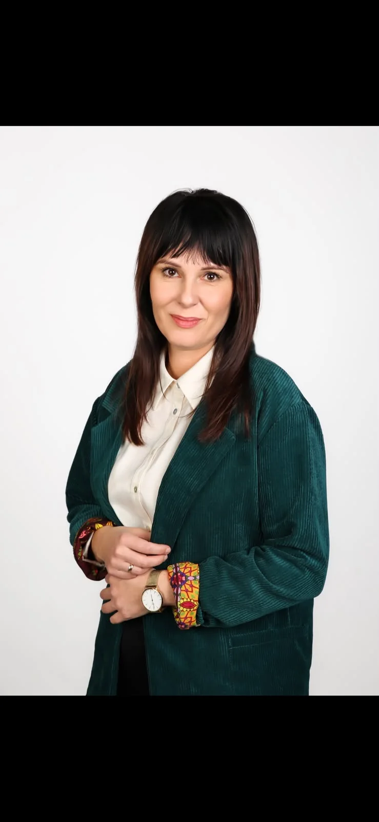 Kinga Wojtaszewska, psycholog i psychotraumatolog, w zielonej marynarce